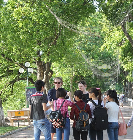 Giới trẻ"hóng chuyện", học tiếng Anh miễn phí ở Hồ Gươm